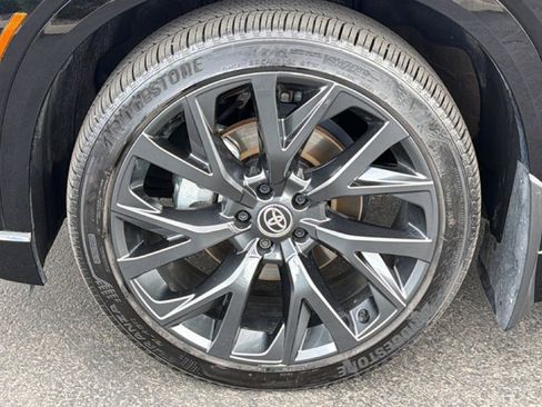 Certified 2025 Toyota Crown Signia AWD/4WD image 9