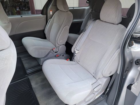 Used 2018 Toyota Sienna LE w/ Carpet Mat Package FWD image 11