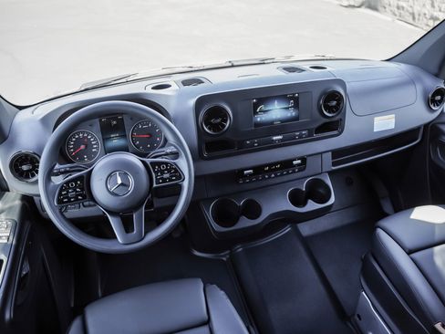 Used 2024 Mercedes-Benz Sprinter 2500 image 18