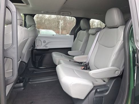 Used 2025 Toyota Sienna XLE image 21