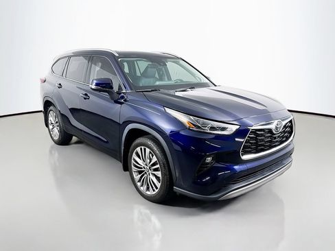 Certified 2024 Toyota Highlander Platinum FWD image 3