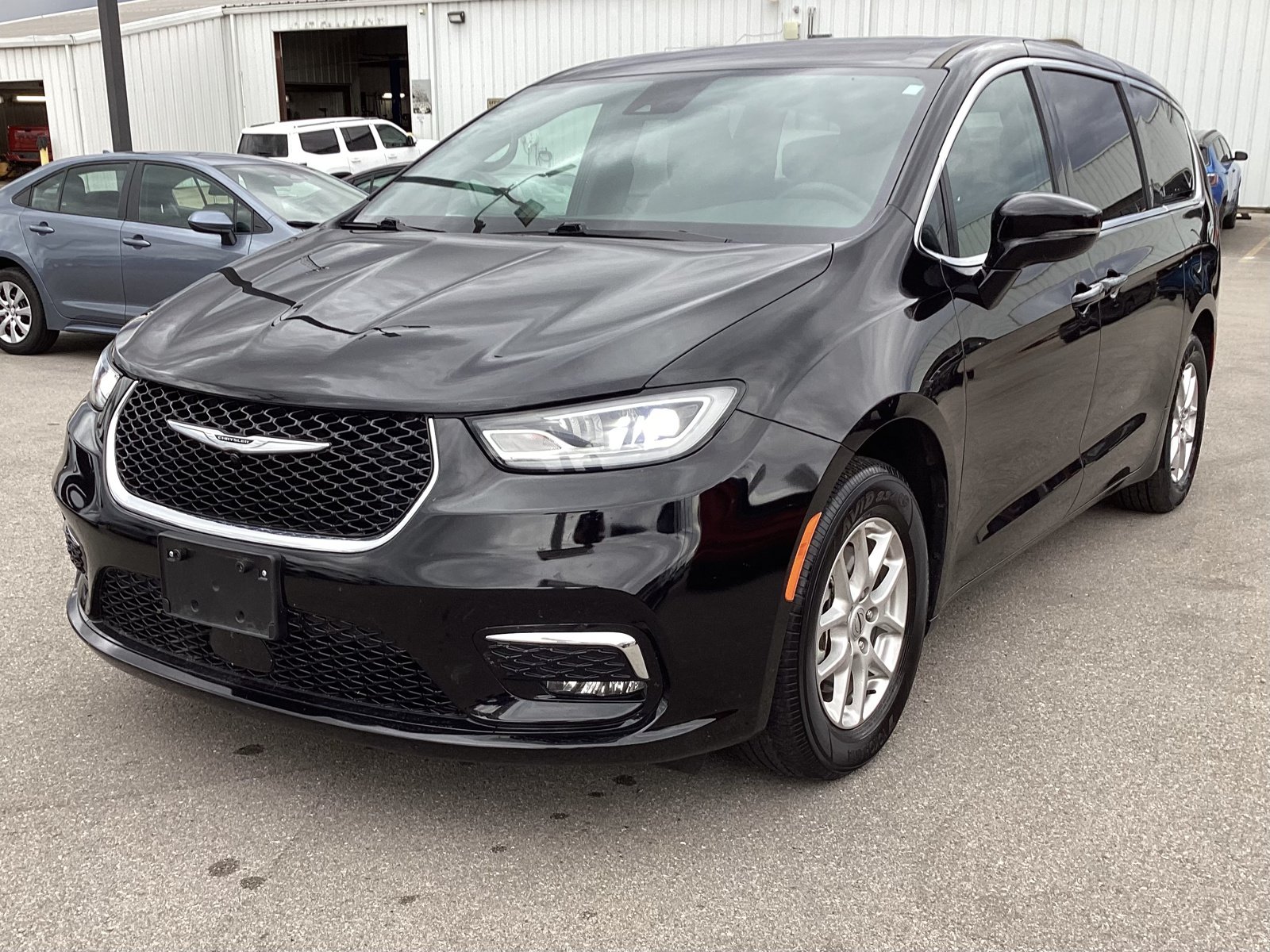 Used 2025 Chrysler Pacifica Select FWD image 18