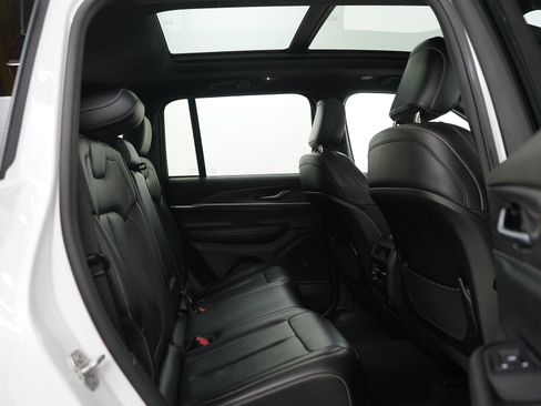 Used 2024 Jeep Grand Cherokee Limited AWD/4WD image 13
