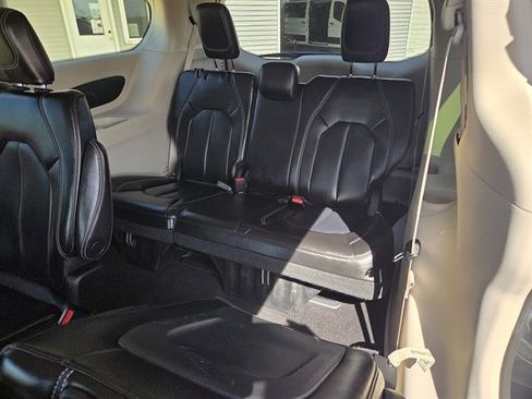 Used 2023 Chrysler Pacifica Touring-L image 7