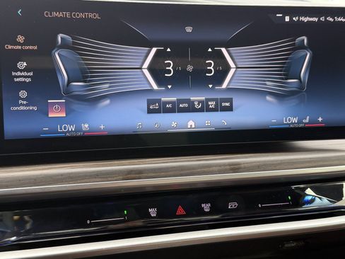 Certified 2024 BMW 760i xDrive AWD/4WD image 25