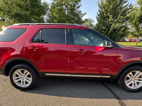 Used 2018 Ford Explorer XLT w/ Equipment Group 202A image 7