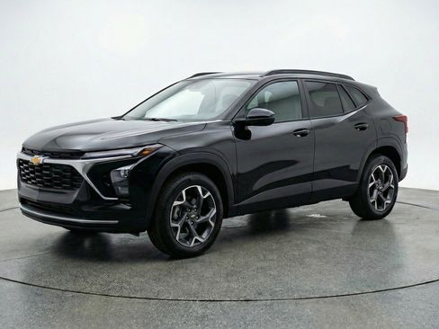 Used 2025 Chevrolet Trax LT w/ LT Convenience Package image 3