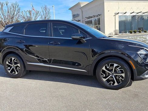 Used 2023 Kia Sportage EX image 2