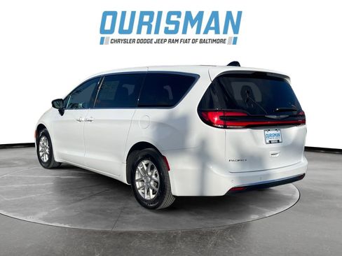 Used 2025 Chrysler Pacifica Select image 4