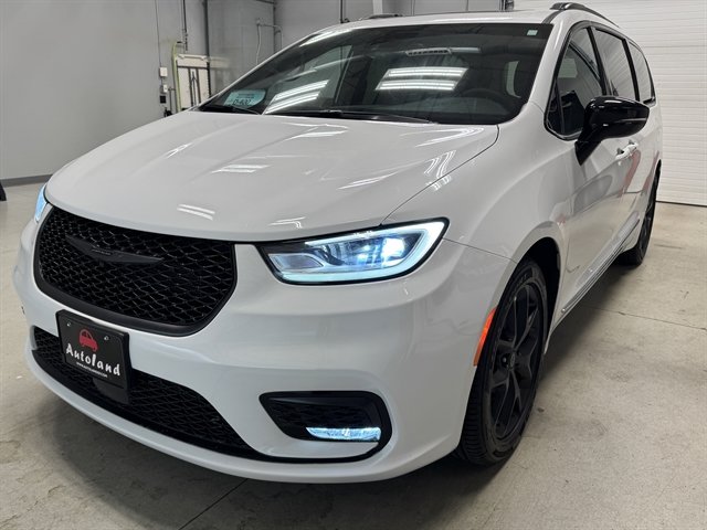 Used 2025 Chrysler Pacifica Limited FWD image 2