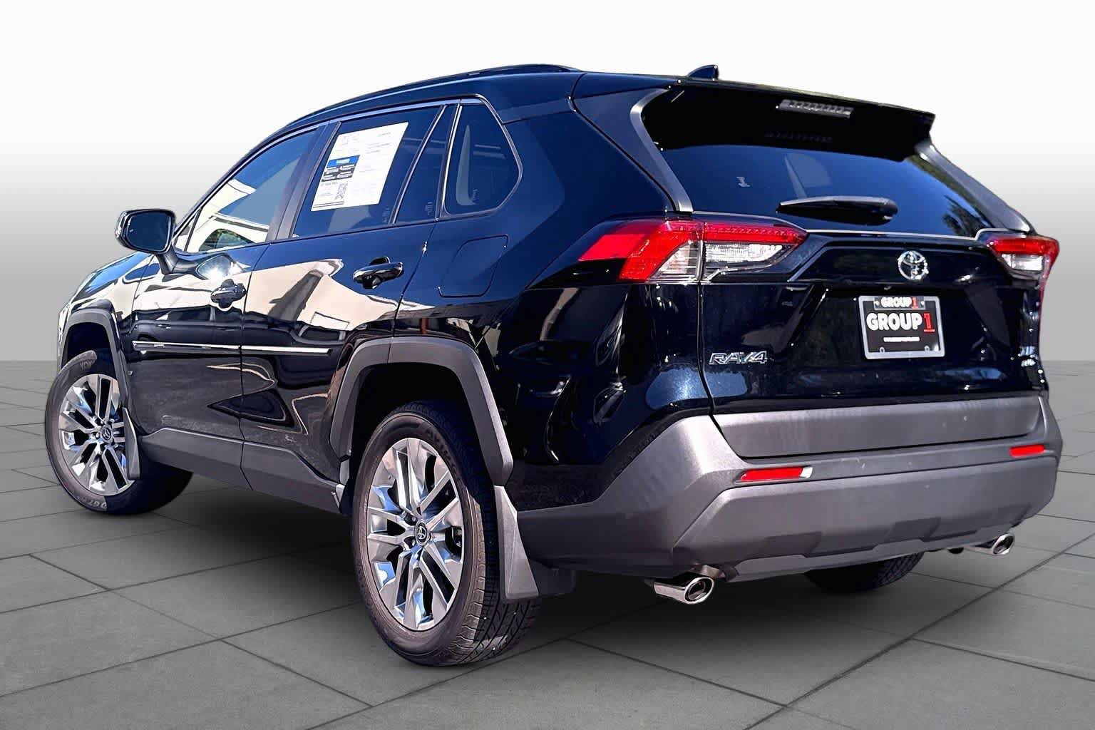 Used 2019 Toyota RAV4 XLE Premium w/ Cold Weather Package AWD/4WD image 12