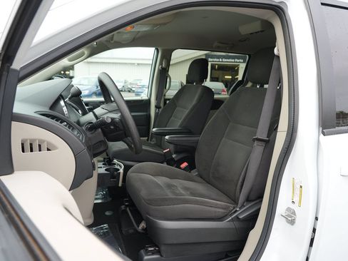 Used 2018 Dodge Grand Caravan SE w/ UConnect Hands-Free Group FWD image 12