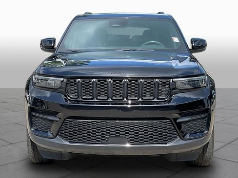 Used 2024 Jeep Grand Cherokee Altitude AWD/4WD image 4