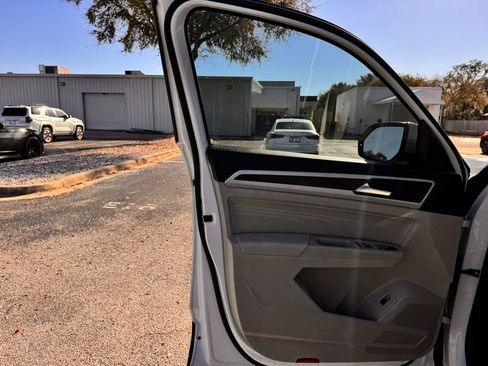 Used 2021 Volkswagen Atlas SE image 31