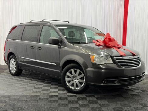 Used 2016 Chrysler Town & Country Touring FWD image 1