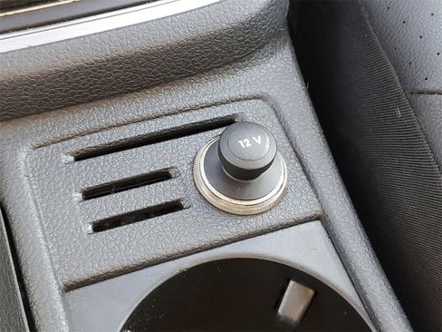 Used 2015 Volkswagen Golf S image 21