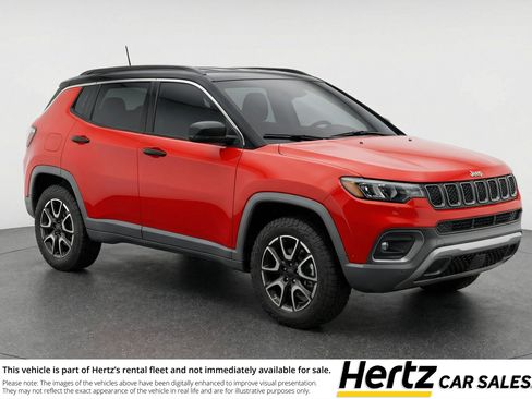 Used 2025 Jeep Compass Trailhawk w/ Trailer Tow Group AWD/4WD image 1