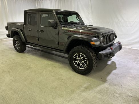 Used 2024 Jeep Gladiator Rubicon w/ Safety Group AWD/4WD image 2