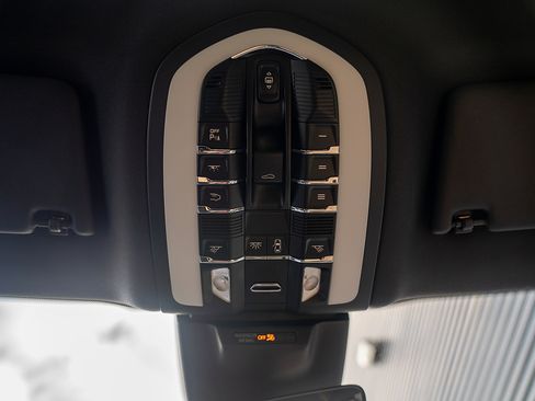 Used 2025 Porsche Macan image 10