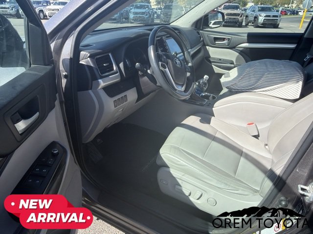 Used 2016 Toyota Highlander XLE w/ Four Season Floor Mat Package AWD/4WD image 5