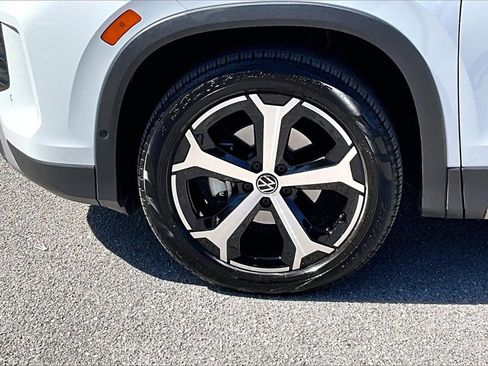 Certified 2025 Volkswagen Tiguan SE image 13