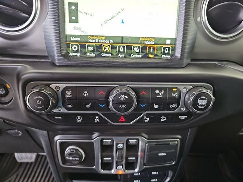Used 2018 Jeep Wrangler Unlimited Sahara AWD/4WD image 22