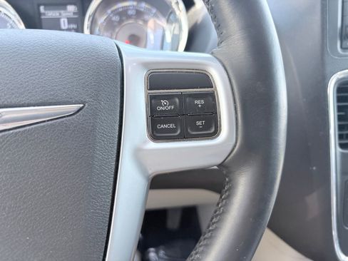 Used 2012 Chrysler Town & Country Touring-L w/ Entertainment Group #2 FWD image 20
