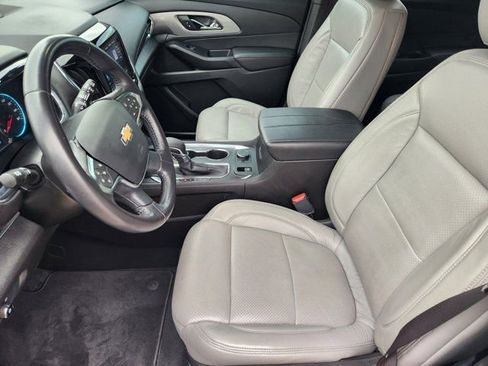 Used 2022 Chevrolet Traverse LT image 4
