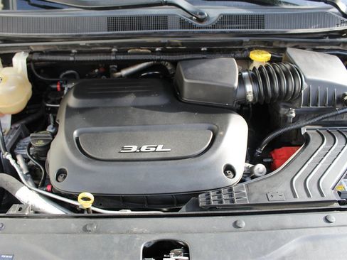 Used 2017 Chrysler Pacifica Touring-L image 10