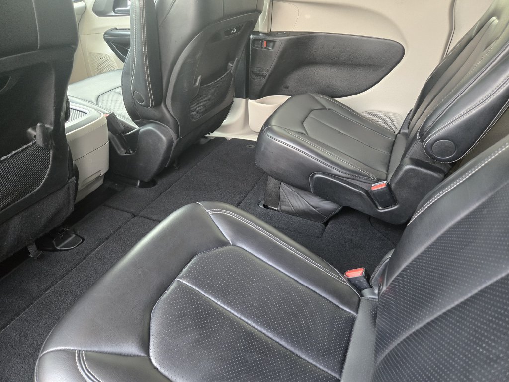 Used 2024 Chrysler Pacifica Touring-L FWD image 23