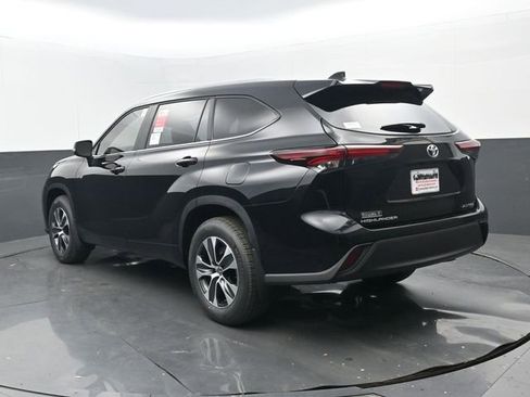 Used 2026 Toyota Highlander XLE image 3