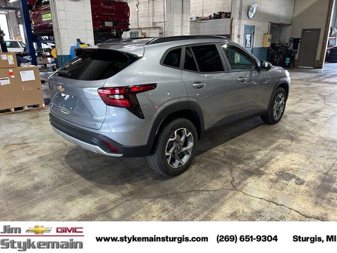 Used 2025 Chevrolet Trax LT FWD image 8