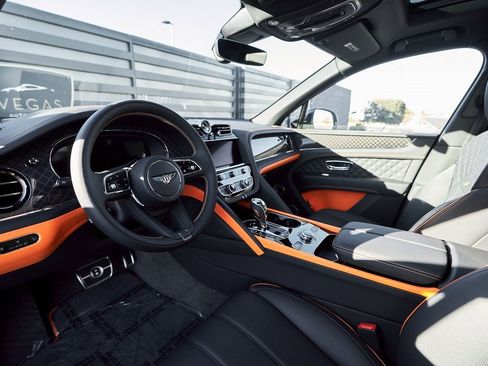 Used 2025 Bentley Bentayga image 2