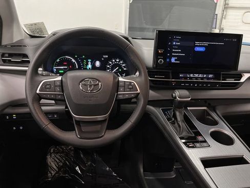 Used 2025 Toyota Sienna XLE image 5