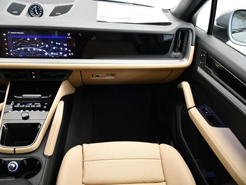 Certified 2026 Porsche Cayenne Coupe AWD/4WD image 25
