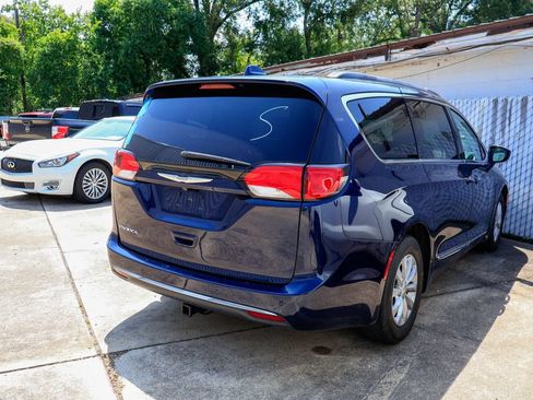 Used 2017 Chrysler Pacifica Touring-L FWD image 7