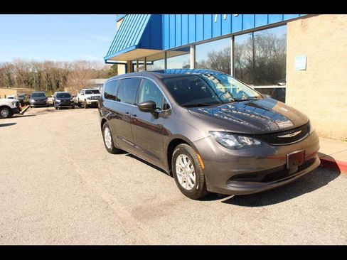 Used 2022 Chrysler Voyager LX image 1
