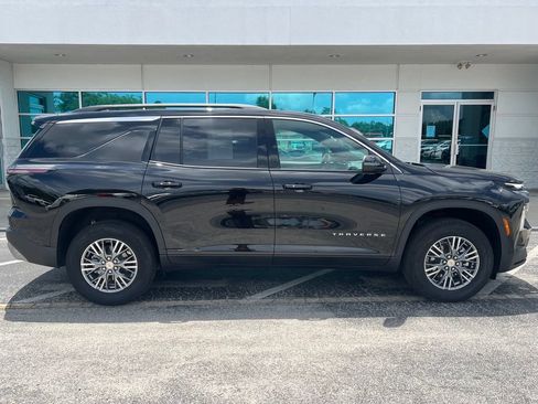 Used 2026 Chevrolet Traverse LT FWD image 3