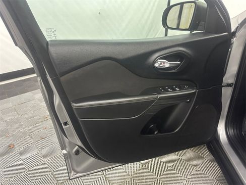 Used 2016 Jeep Cherokee Sport image 11