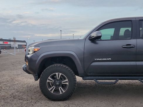 Used 2018 Toyota Tacoma TRD Sport image 12