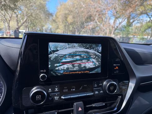 Used 2025 Toyota Highlander LE image 17