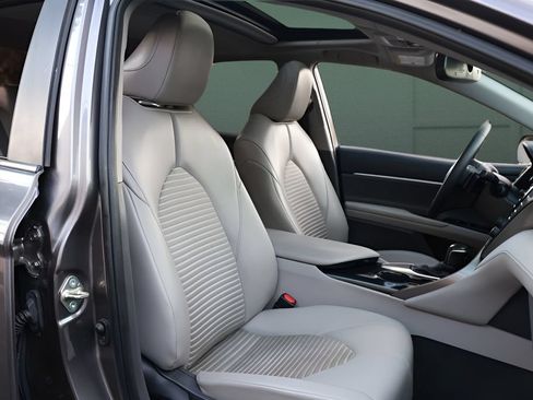 Used 2020 Toyota Camry SE w/ Convenience Package FWD image 23