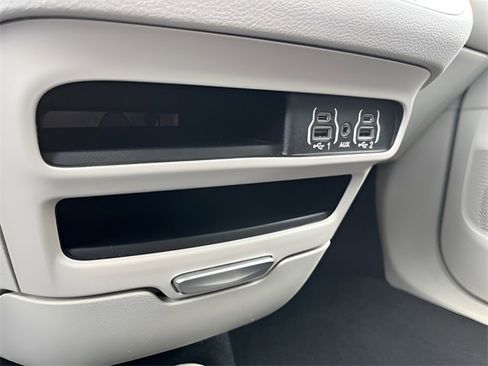 Used 2024 Chrysler Pacifica Touring-L image 21
