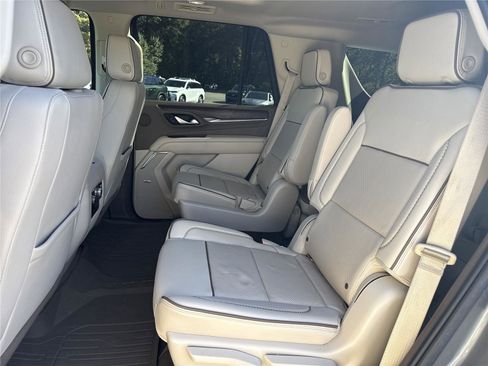 Used 2022 GMC Yukon Denali w/ Advanced Technology Package image 9
