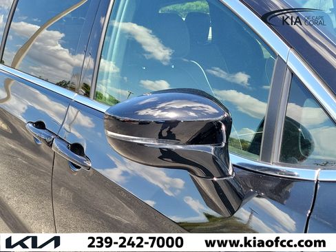 Used 2026 Chrysler Pacifica Limited FWD image 8