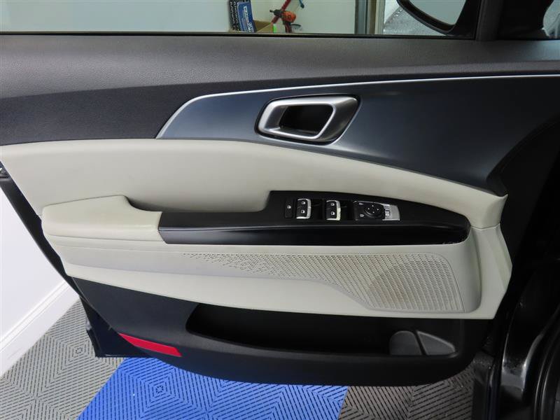 Used 2023 Kia Carnival LX FWD image 15