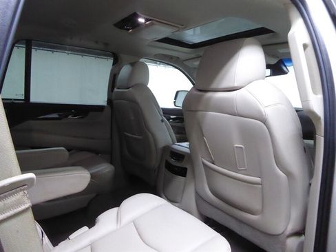 Used 2016 Cadillac Escalade Luxury AWD/4WD image 30