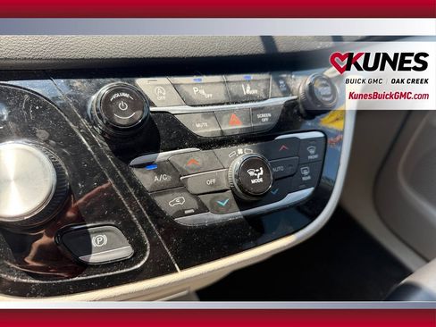 Used 2024 Chrysler Pacifica Touring-L FWD image 30