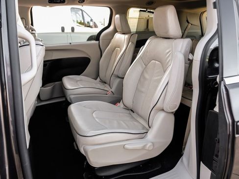 Used 2019 Chrysler Pacifica Limited w/ Advanced Safetytec Group image 44