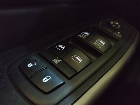 Used 2019 Jeep Cherokee Latitude Plus w/ Comfort/Convenience Group AWD/4WD image 27
